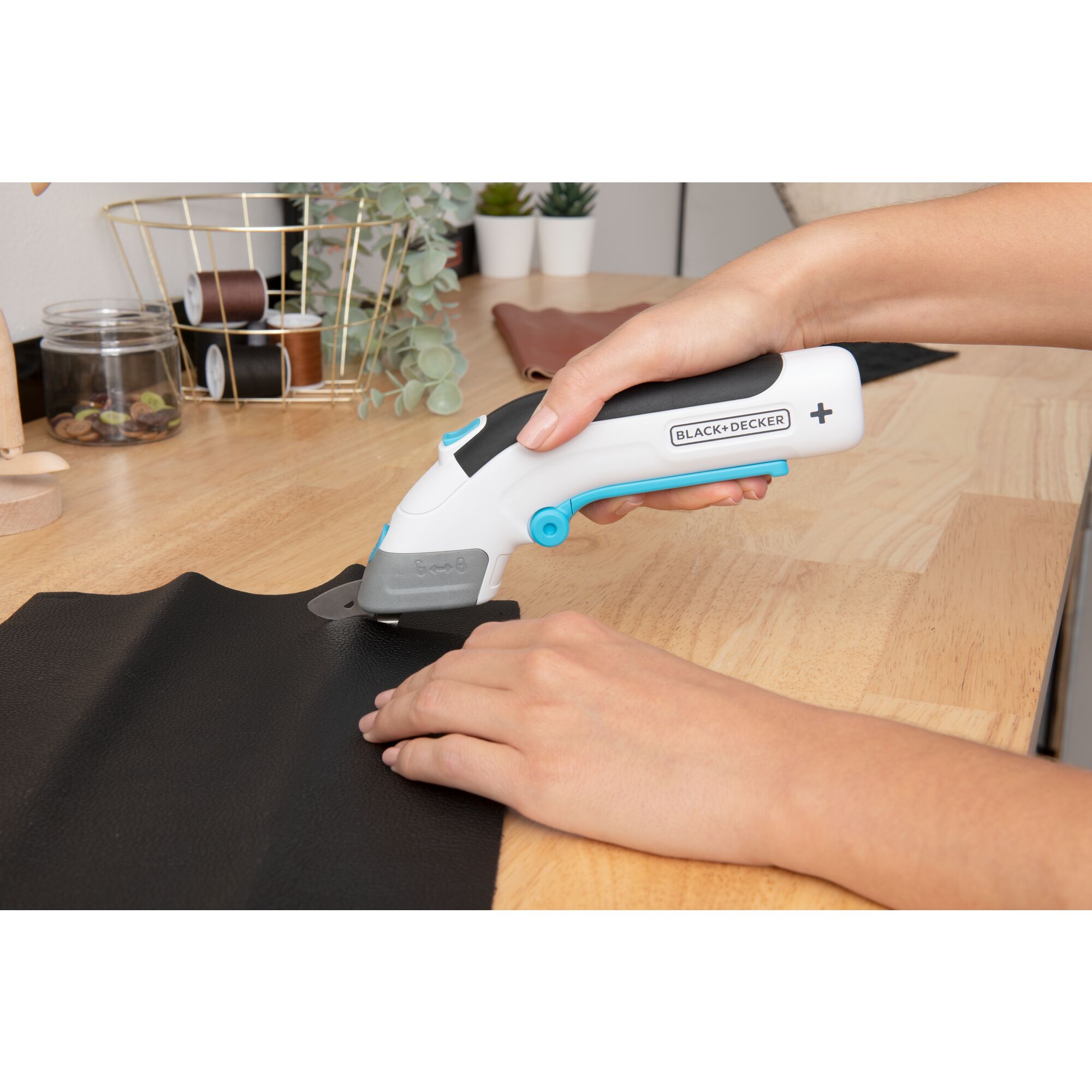 Black and online decker scissors