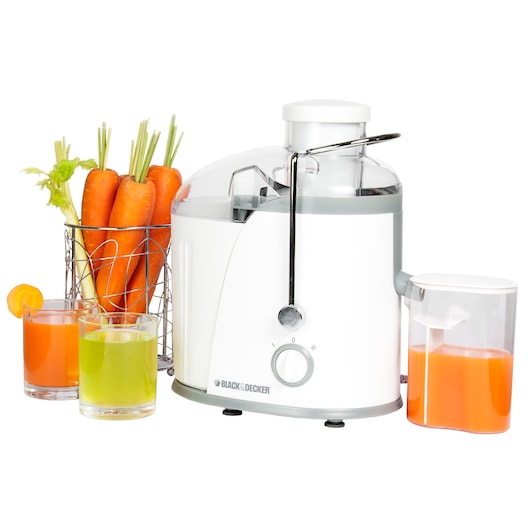 A BLACK+DECKER juicer machine, model JE400, is shown with fresh carrots, celery, two glasses of juice (orange and green), and a container of carrot juice, all arranged on a white background.