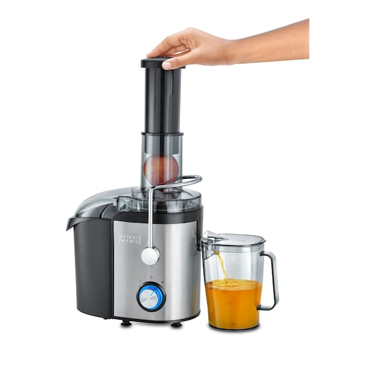 BLACKDECKER JE800 juicer with apple in feeding tube, side view, juice pouring into clear jug.