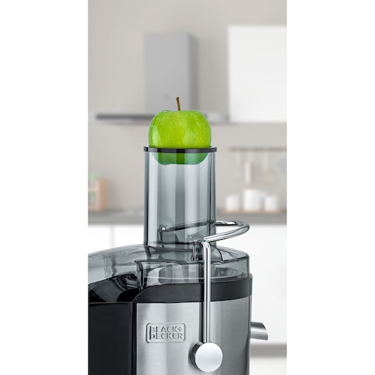 BLACK+DECKER JE800 juicer front angle with green apple in feeding tube, stainless steel and black design.
