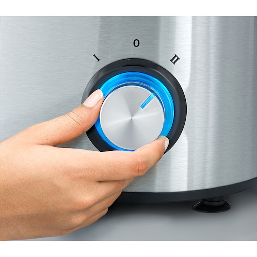 BLACKDECKER JE800 juicer control knob with blue light, close-up of dial being turned by hand
